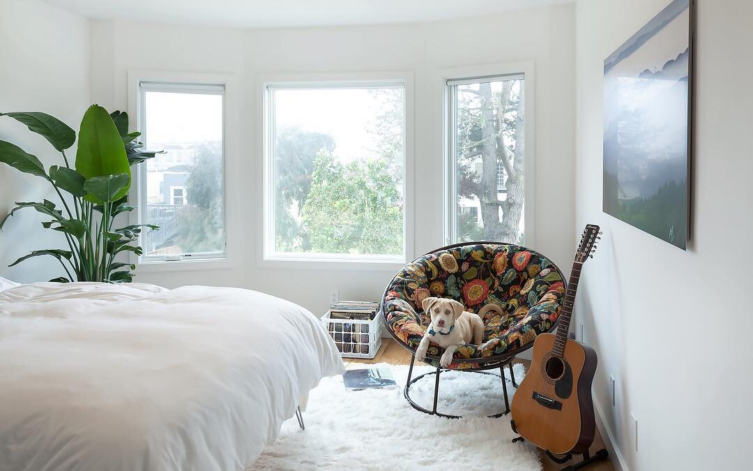 White Oak floors, white walls and lots of natural light are a few of our favorite things. This bedroom, in one of our recently completed San Francisco projects has all the right elements!
