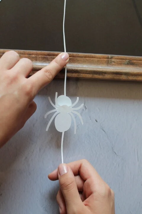  Halloween Framed Cling Vinyl Art DIY | www.maritzagarcia.website 