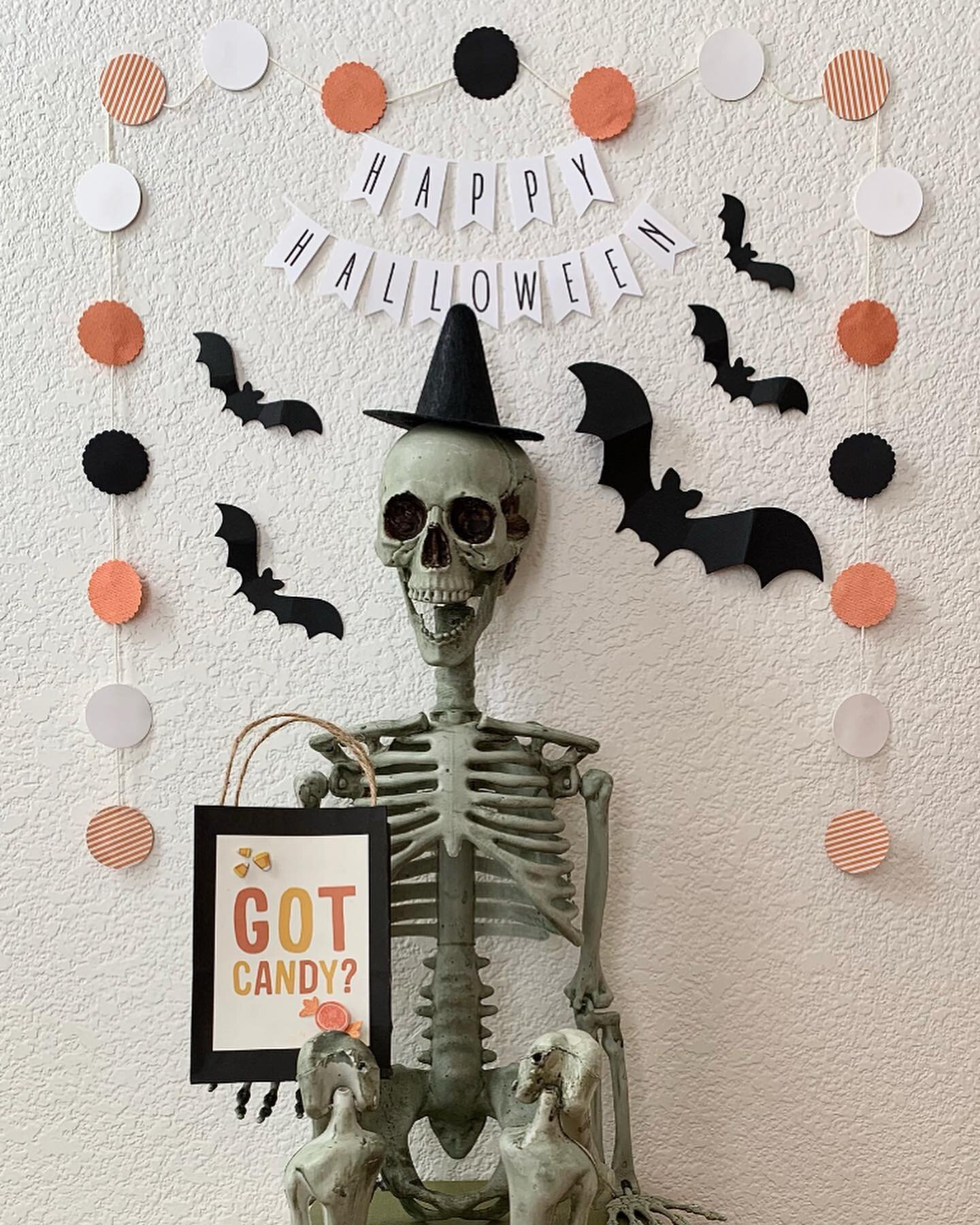 Got Candy?🍭🍬🍫

we&rsquo;re only asking for a friend.

&ldquo;Happy Halloween to all celebrating today!&rdquo;

-Maritza.

...........................................
#october31st #cornersofmyhome #blogger 
#thisishome #halloweeninspiration #kinfol