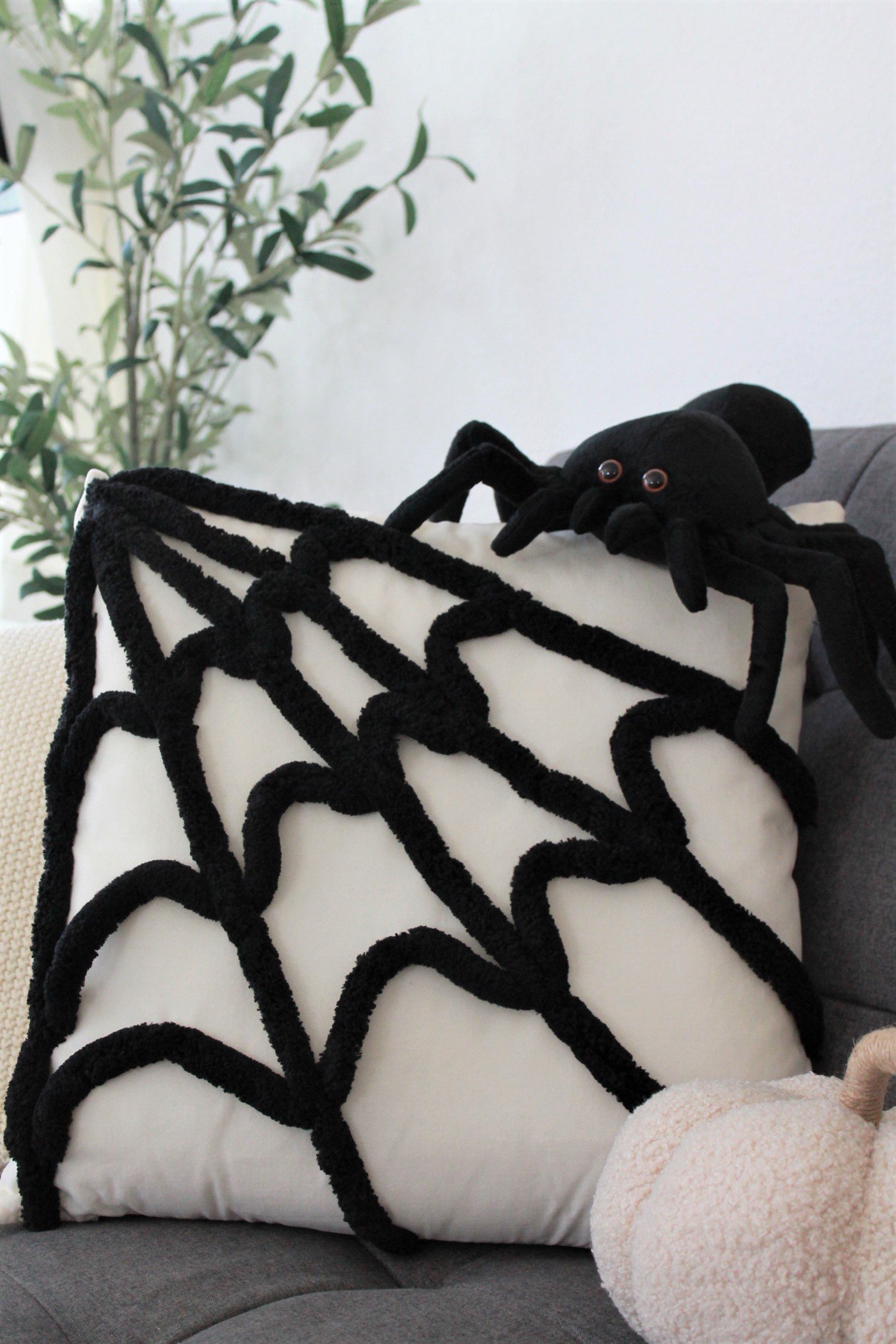 HALLOWEEN INSPIRED SPIDERWEB PILLOW DIY