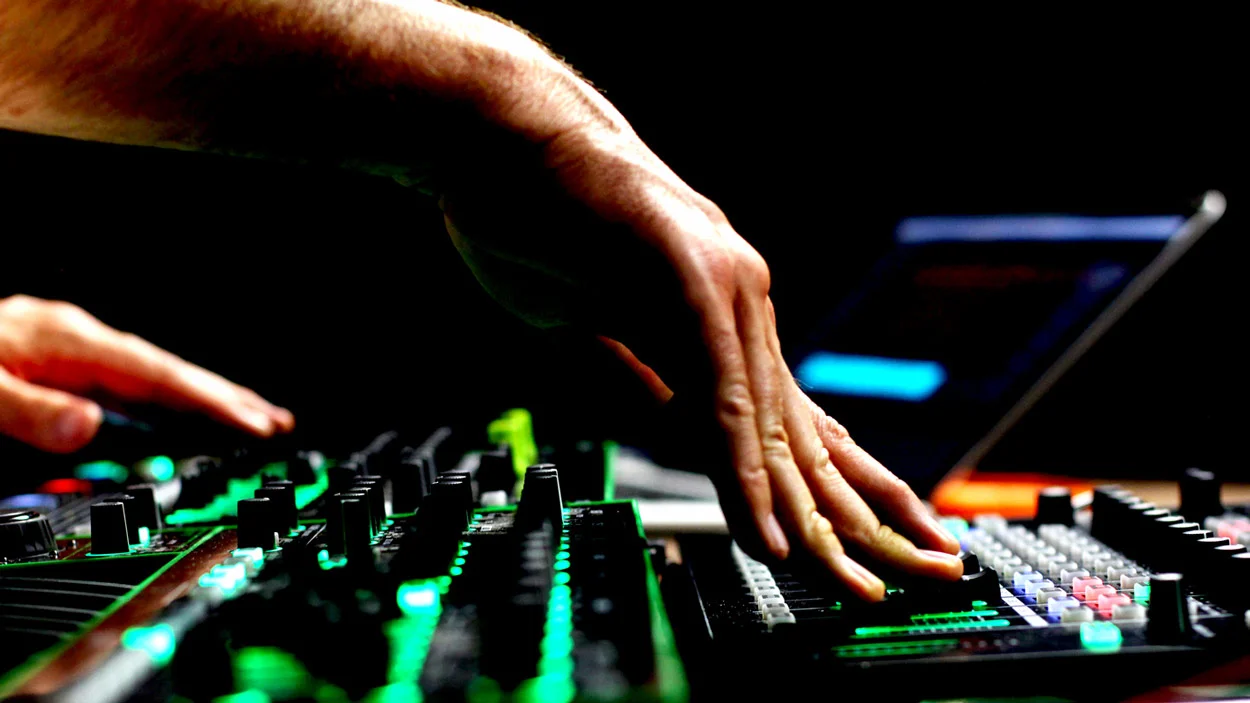 Hands169.jpg