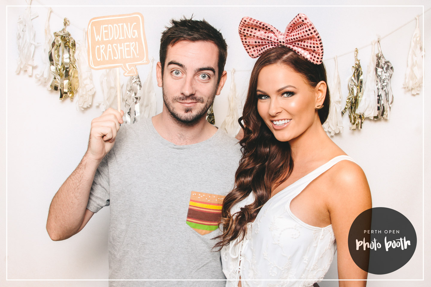 BACKDROP 3 - WHITE WITH GARLANDS