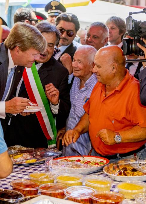 The King of Holland eating some street food in Capo Market in Palermo.