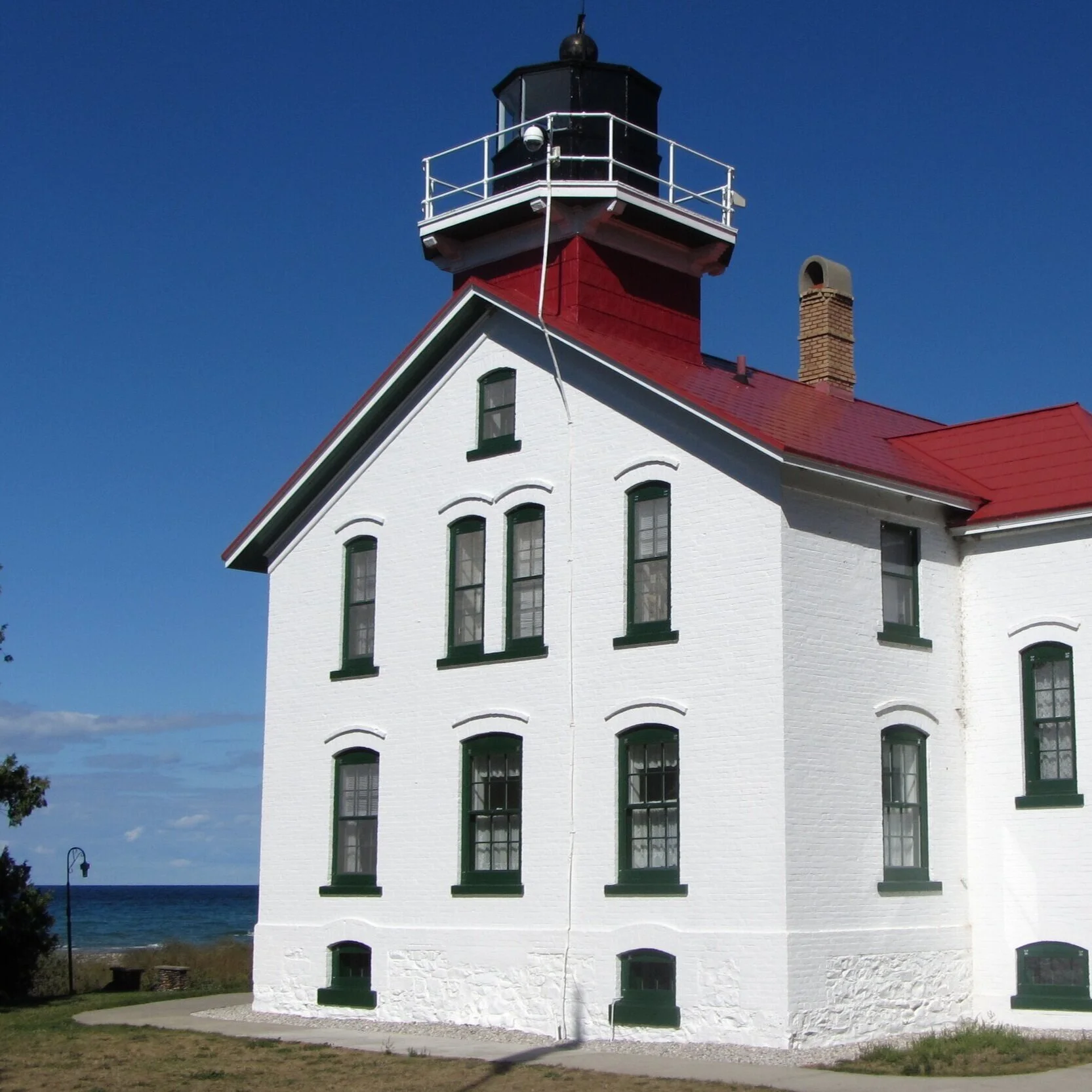 The_Grand_Traverse_Lighthouse_on_Lake_Michigan.jpg