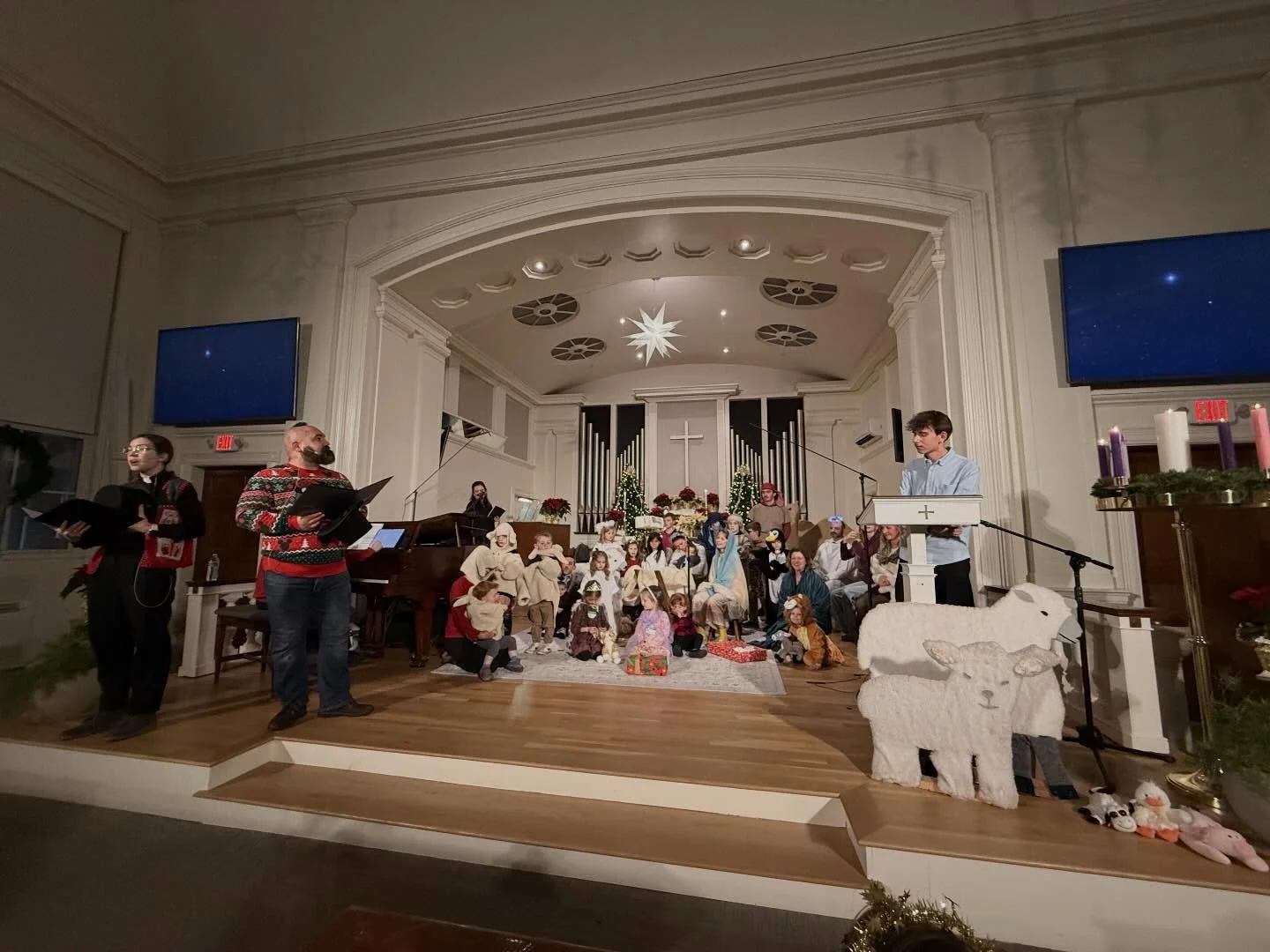 Full house! Full hearts! Merry Christmas! Now on to the 10 pm Celtic Christmas by Candlelight!