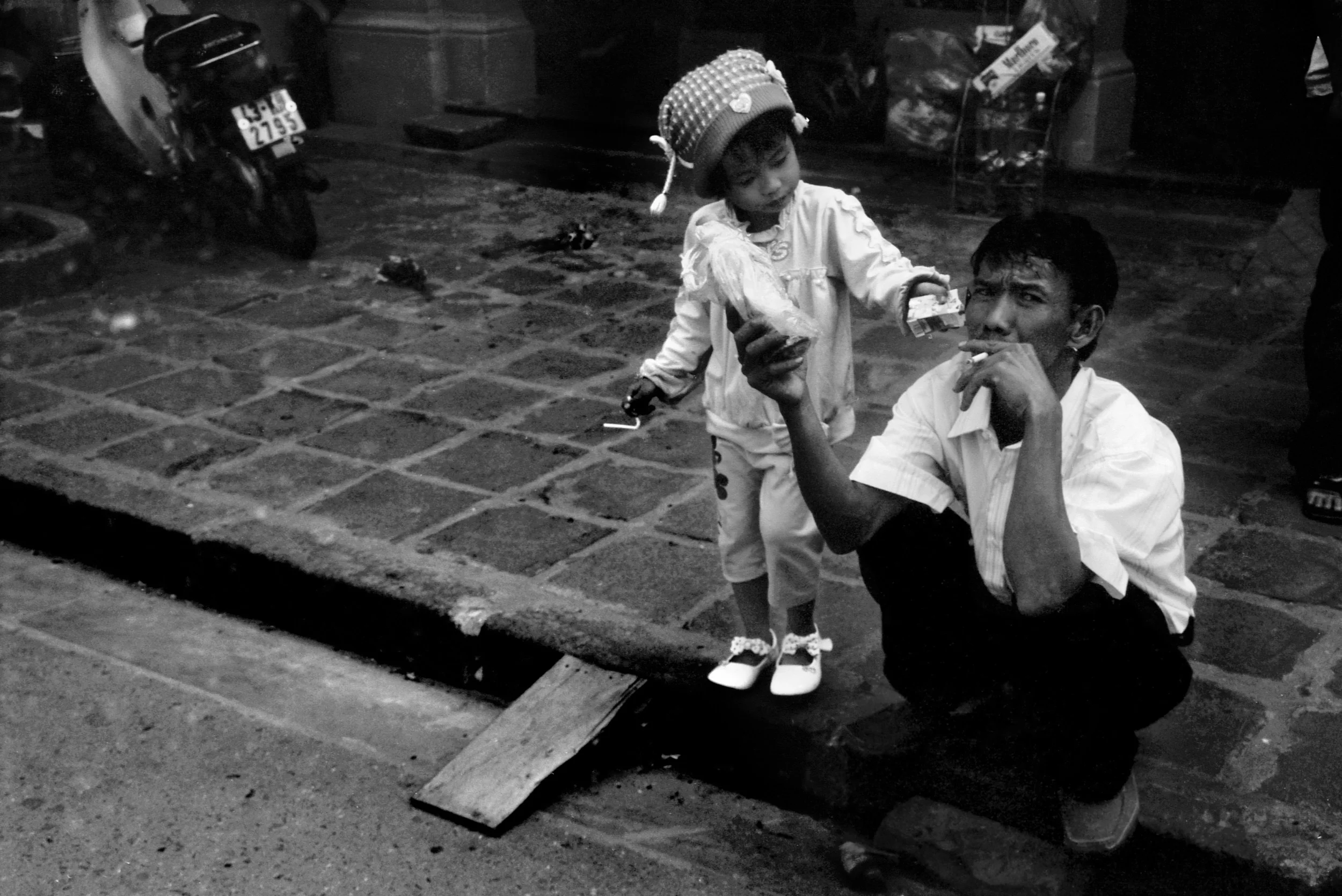 BW 16x24 girl PRINT father.jpg