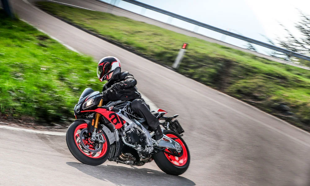 Aprilia_Tuono_V4_1100_Factory_foto4.jpg