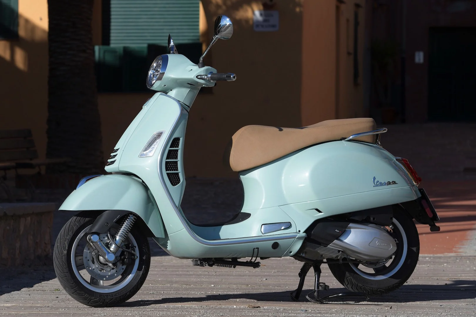 2020-Vespa-GTS-300-HPE-Review-scooter-3.jpg