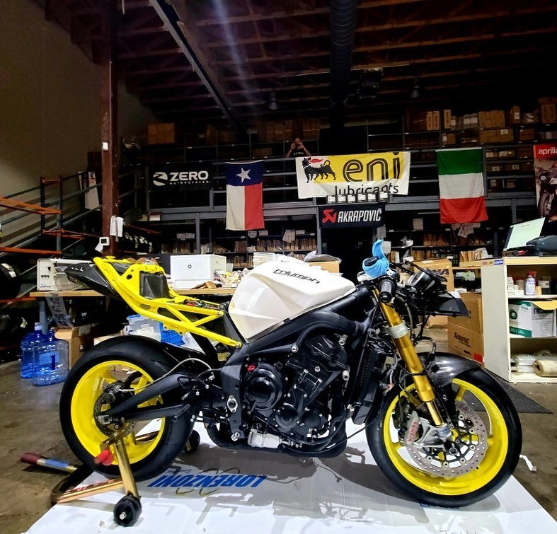 Something about,&rdquo;track days and parts are expensive, blah blah blah&rdquo; 😂

Daniels super cool 675R getting some choice upgrades. 

@my_twoberries 
_____________________________________
#daytona #675r #triumph #trackbike #racebike #ohlins #a