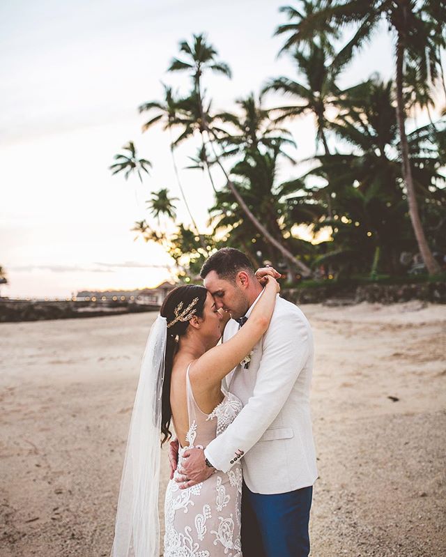 Magical sunsets in Fiji with @oliviakmackinnon &amp; @nathanjplummer 🌴 #herecometheplummers