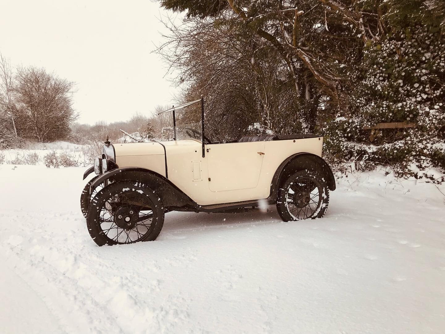 Wishing all our clients, staff and followers a very Merry Christmas and a Happy New Year. We look forward to seeing you all in 2023! #christmas #akvr_uk #vscc #vintagerestoration #restoration #snow #classiccar #vintagecarsofinstagram