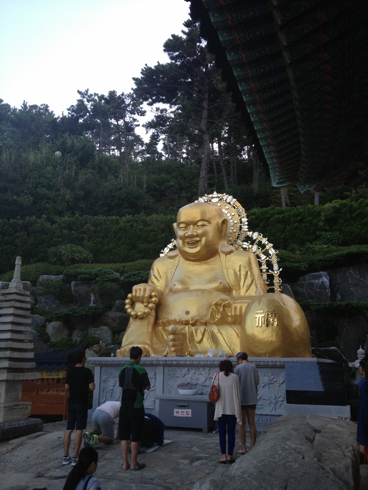  Giant happy Buddha statue 