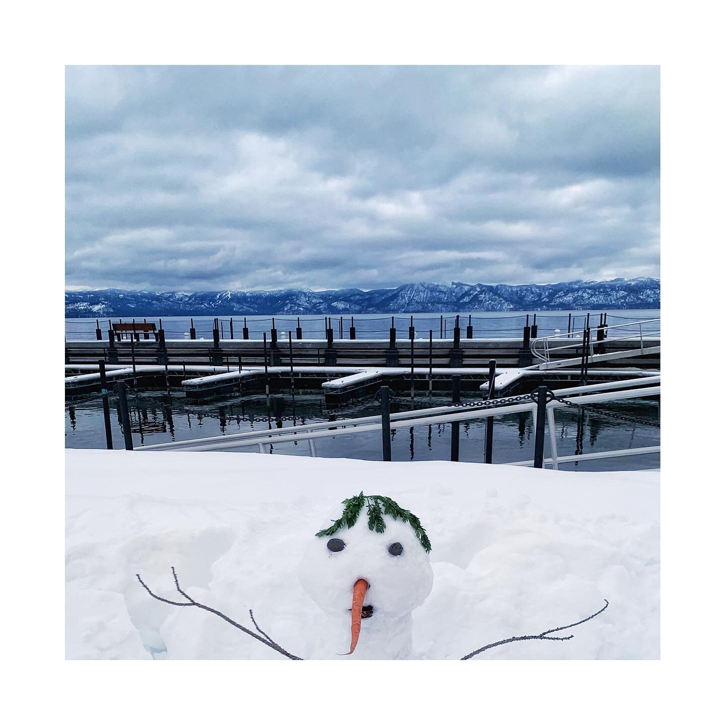 🏃🏻&zwj;♀️seen on my run: more beautiful lake views covered in white frost ☃️
.
.
.

#tahoe #trailrunning #ilovetorun #instarunners #runsf #irun #trailrunner #winterrunning #womensrunningcommunity #seenonmyrun #runstrong #runnergirl #loverunning #di