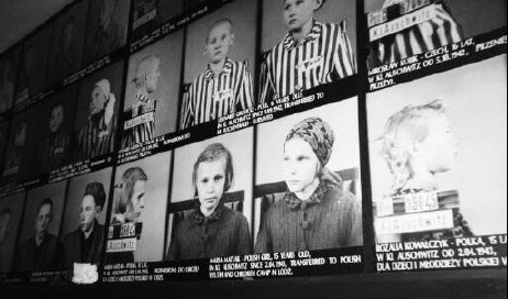 Imagen tomada del sitio I Survived (http://isurvived.org/) . Estos niños estuvieron cautivos en campo de concentración de Auscwithz durante la segunda Guerra Mundial, donde dibujaron escenas como la siguiente de Edita Pollakova, de 9 años. Ella estuvo cautiva en el campo de concentración de Auschwitz y dibujó el arribo del tren con personas al campo de concentración, así como los hornos crematorios. Edita murió el 4 de octubre de 1944 en Auschwitz.