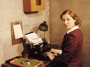 Foto de Alexandra Maria Lara, interpretando a la secretaria particular de Hitler en la cinta La Caída deOliver Hirschbiegel