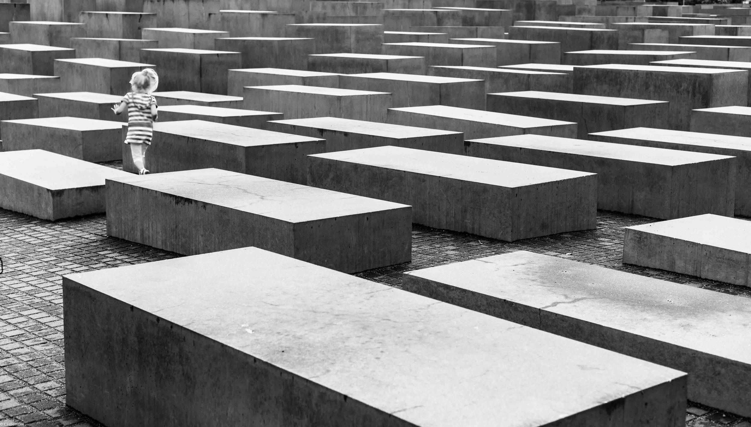   Stiftung Denkmal fur die ermordeten Juden Europas, Berlin   A inocência da brincandeira entre as lápides de judeus massacrados. 