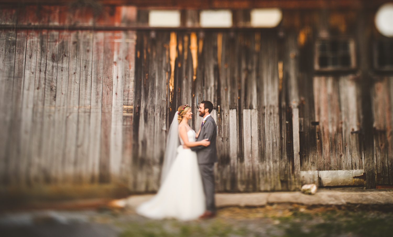 020 - freelensing bride and groom in front of old barn virginia.jpg