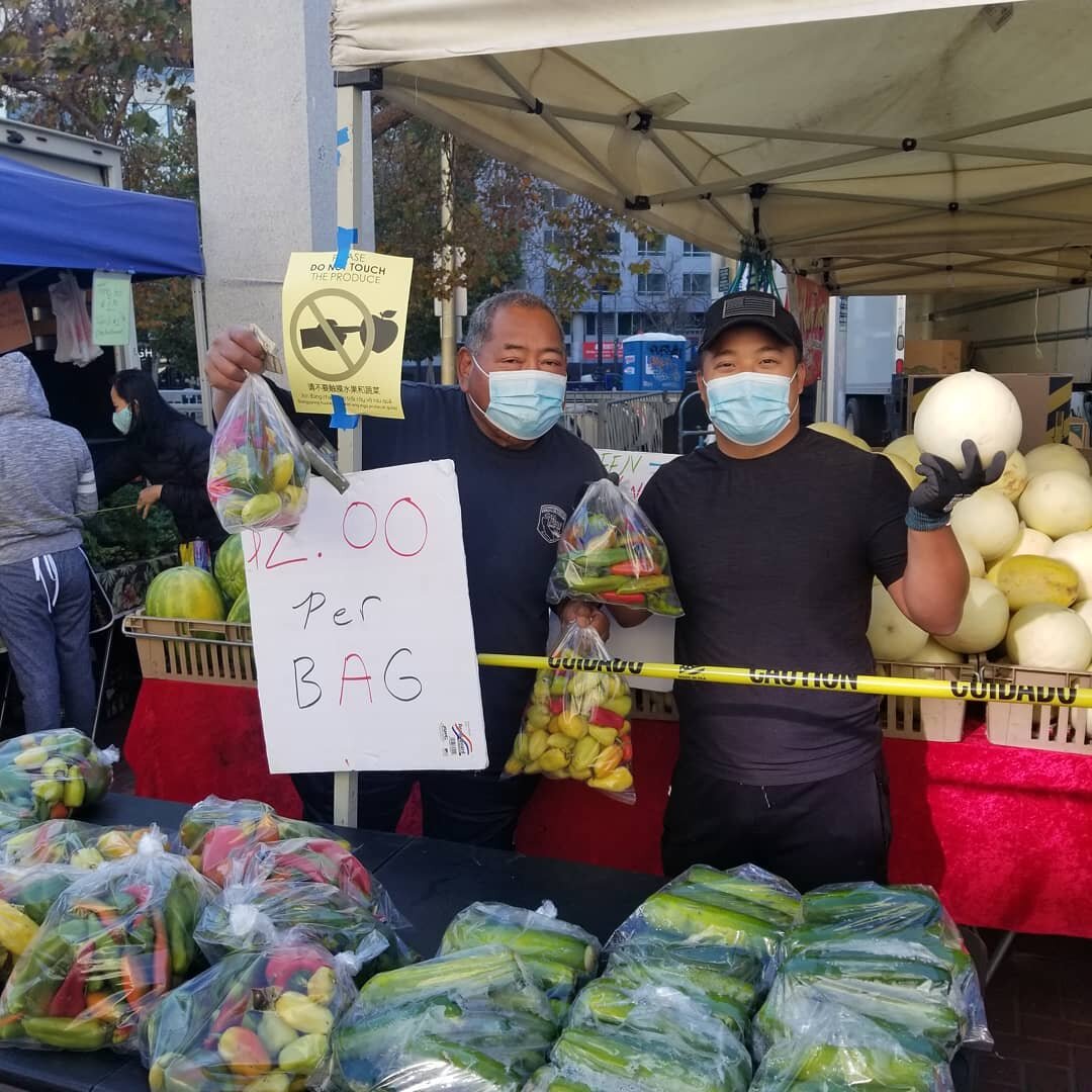 Today is the last market day of the season for Hullana Farms. Great deals on melons and peppers. 🍈🍉🍆🌶 El Hullana is one of our board member farmers and is pictured here with Charlie. Thank you El and Charlie! #farmersmarket #eatlocal