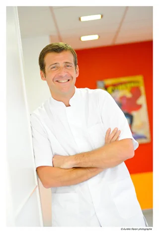 Docteur Julien Godenèche, Orthodontiste à Lyon et cofondateur de la SFORA, société française d'orthodontie rapide et de l'adulte.