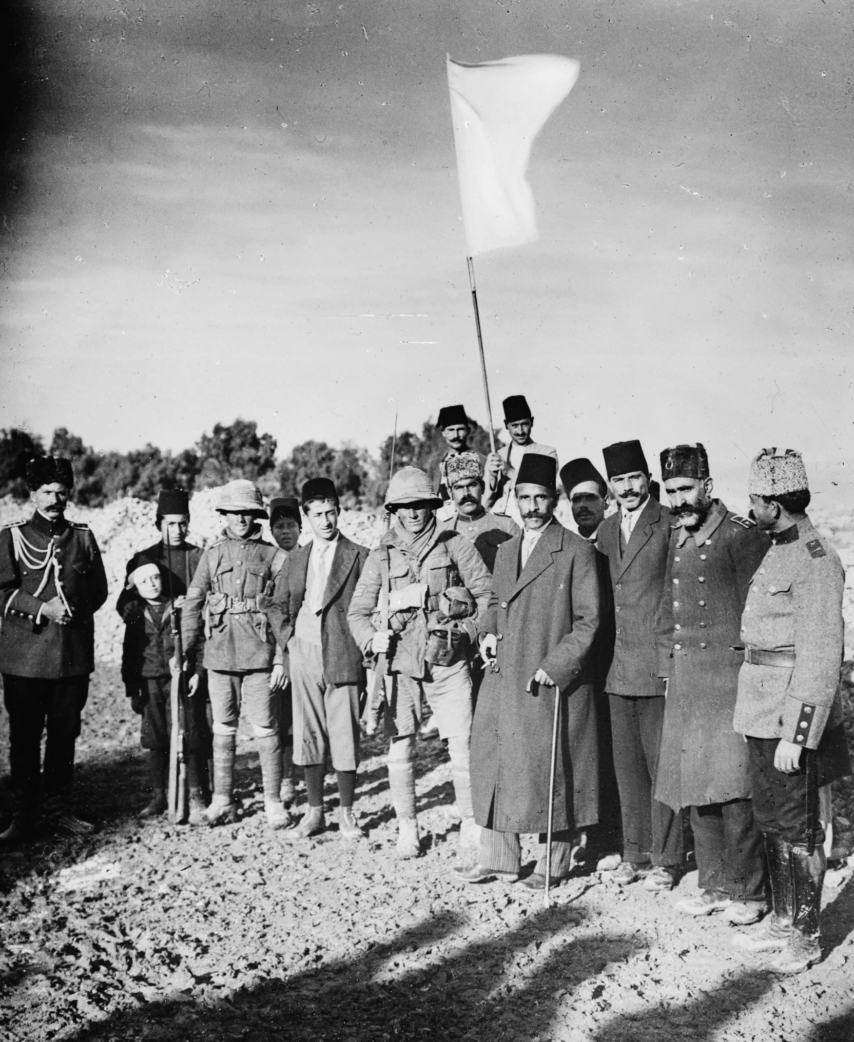 Borgarmeister Husayn Salim al-Husayni, i midten med frakk, bart og fes, overgjev Jerusalem etter 401 år med osmansk styre til britiske styrkar morgonen 9. desember 1917 (Foto: LoC)