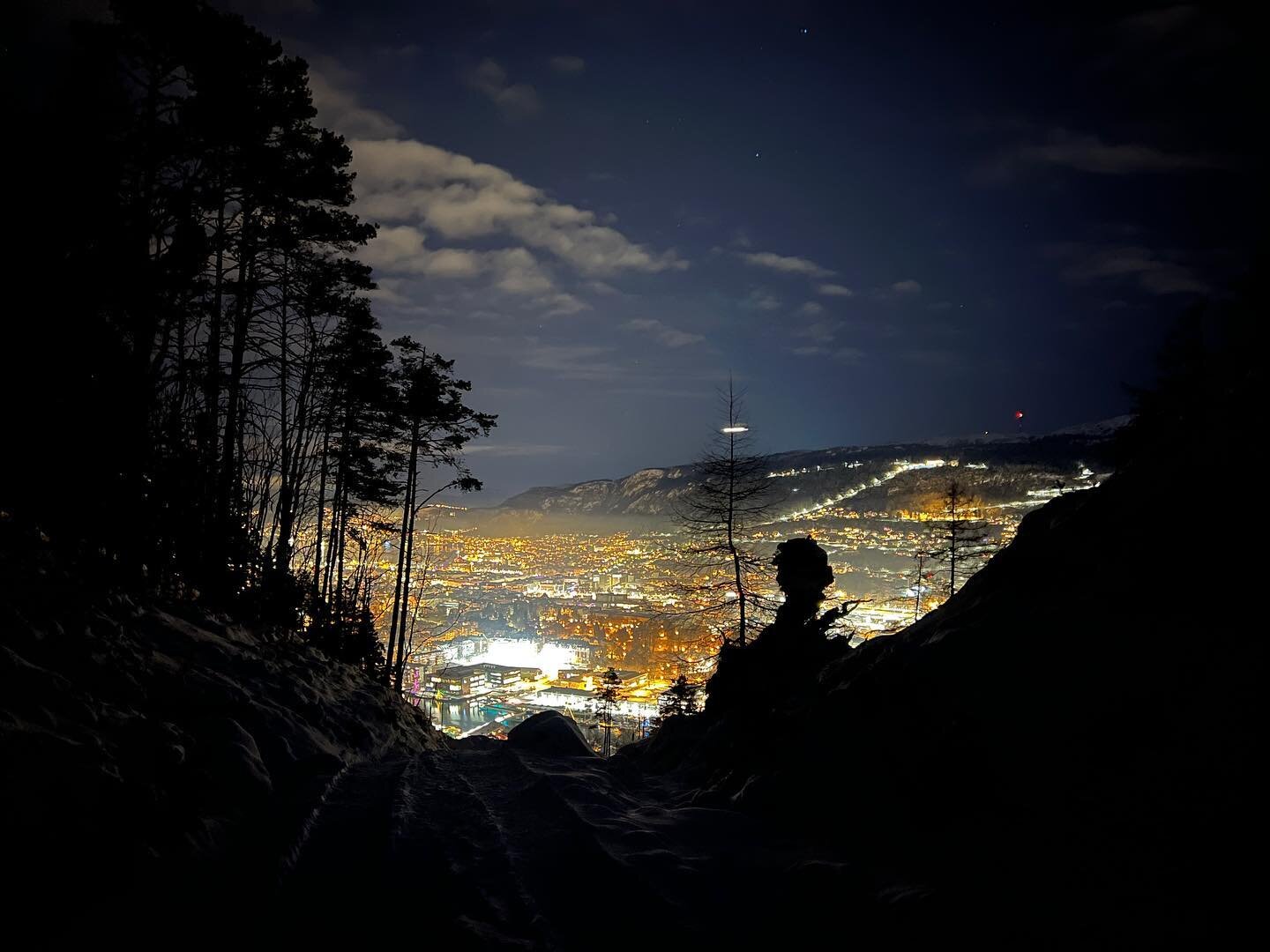 Trolsk og frosen f&oslash;rjulsstemning p&aring; sn&oslash;kledd L&oslash;vstakken #Bergen