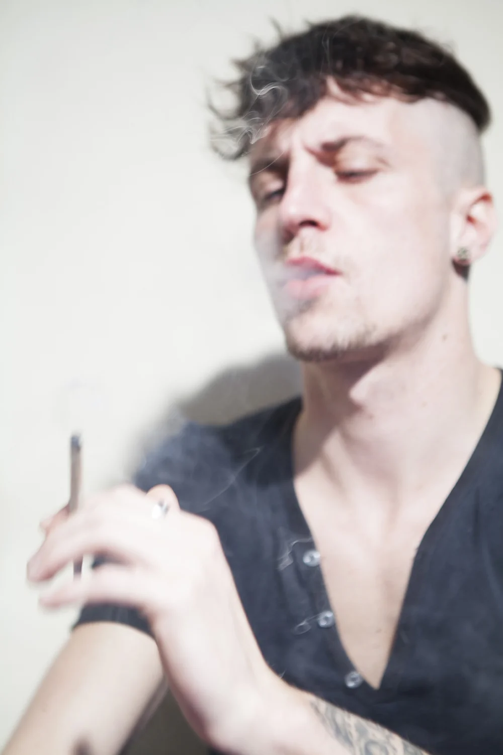 « J’ÉTAIS SUR LE LIT, JE LISAIS ET JE FUMAIS. EN FACE DE MOI, TOUJOURS CETTE VUE SUR LE VENTRE DE MARSEILLE. »