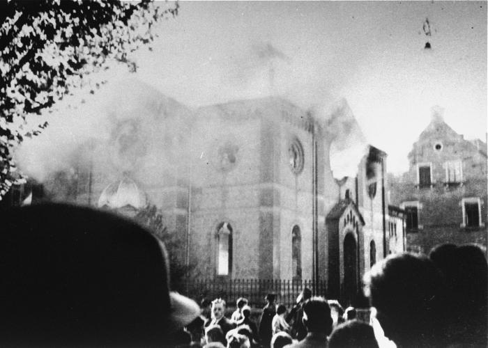 The synagogue in Ludwigsburg burns on Kirstallnacht