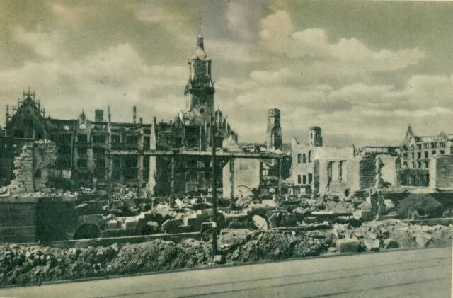 The Marktplatz after the war, with the ruins of the "Neues Rathaus".