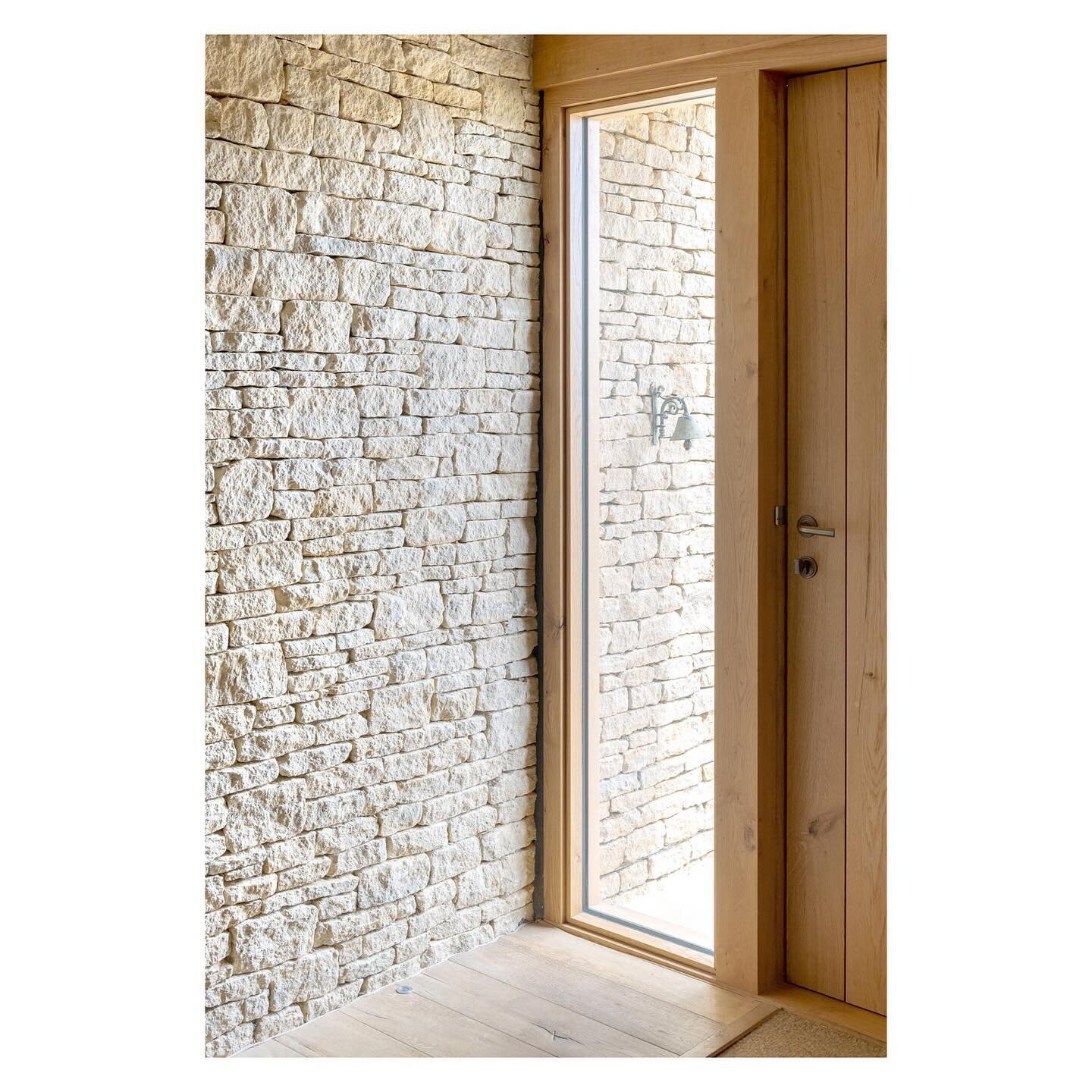 | Field House

The dry stack effect stone wall runs from outside the house to inside defining key aspects of the internal space.

As recently featured (and mentioned a number of times!) in our recent reel co-elaboration with @boardwalkbristol 

Photo