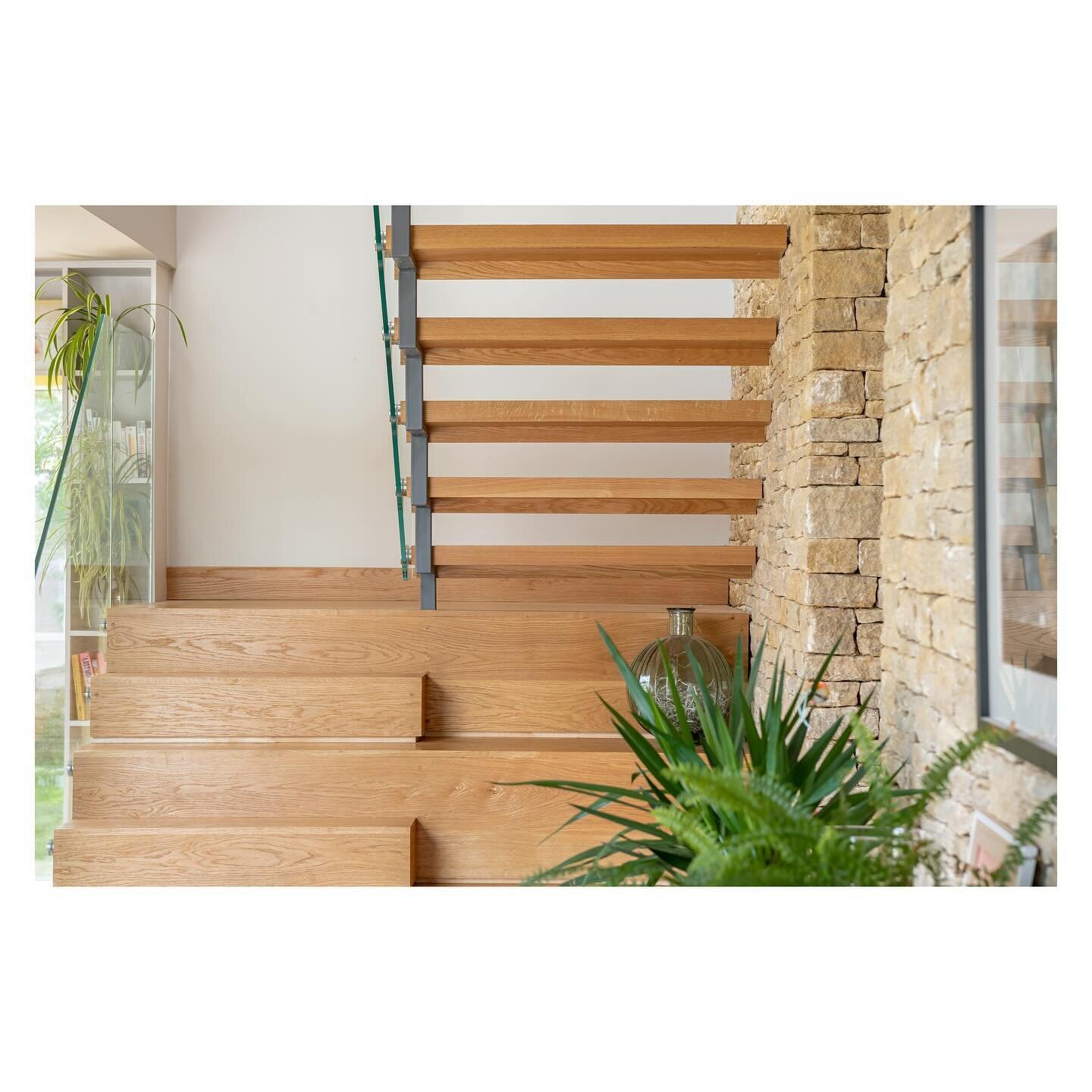 | Field House

The bespoke oak staircase within our new build country house has a solid lower flight which extends the full width to offer display space or casual seating. 

The upper flight is lighter with open risers that are set into the feature r