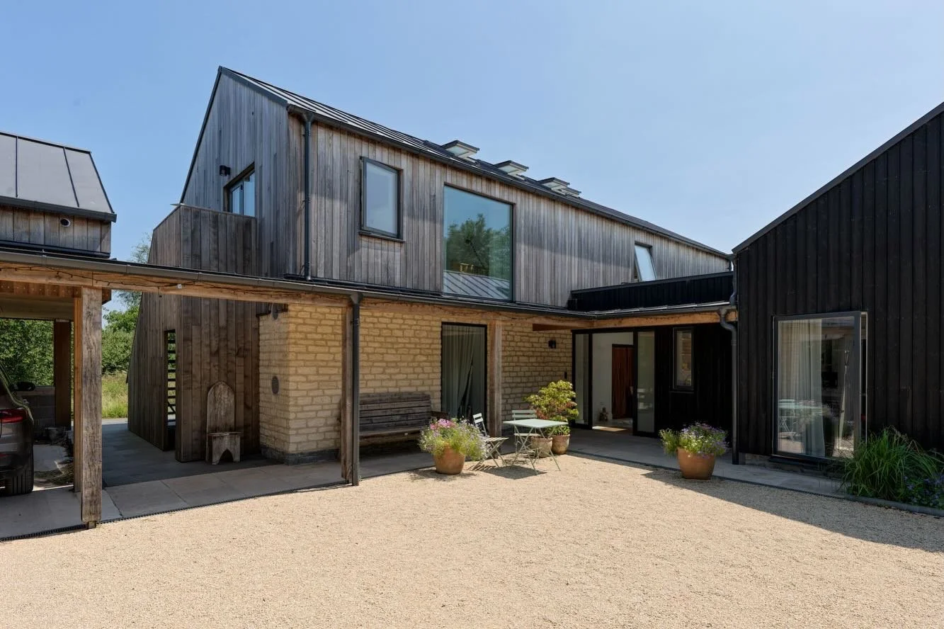 The size of this new replacement dwelling was broken down into three simple volumes, linked by a timber-framed walkway leading to the entrance. 

This approach created a more comfortable fit within the Green Belt setting.

The clustered forms take cu