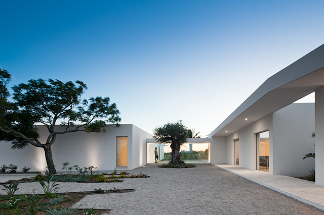 House-in-Tavira-by-Vitor-Vilhena-Modern-Homes-1.jpg