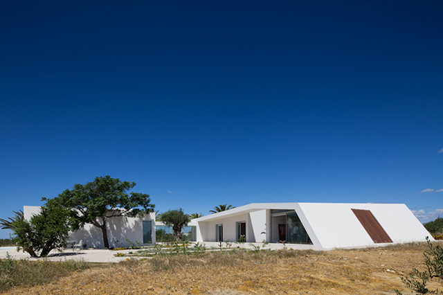 House-in-Tavira-by-Vitor-Vilhena-Modern-Homes-7.jpg