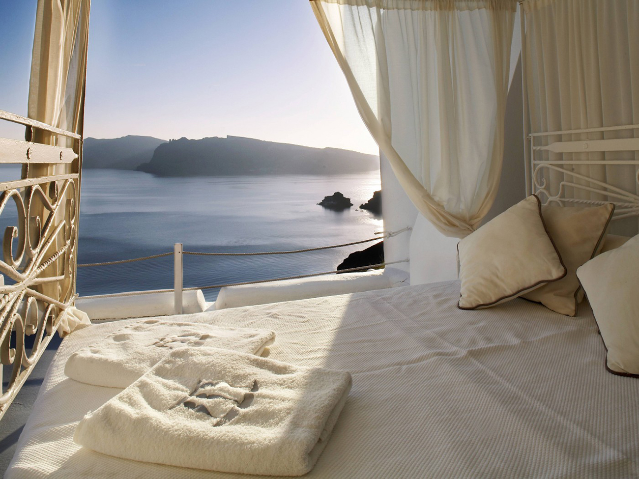 Katikies-Hotel-Greece-Travel-6.jpg