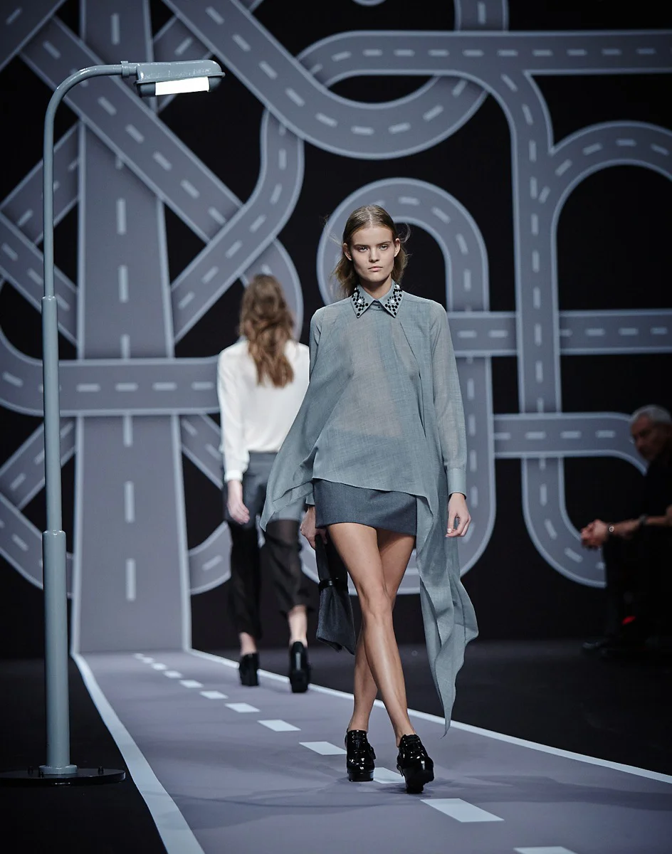 Viktor-Rolf-Paris-Fashion-Week-Bureau-Betak-2014-5.jpg