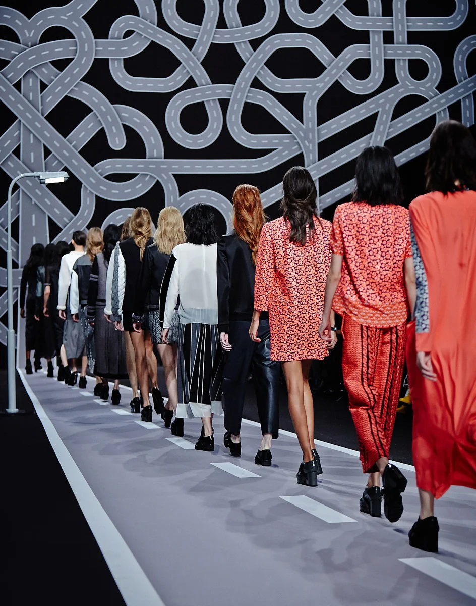 Viktor-Rolf-Paris-Fashion-Week-Bureau-Betak-2014-1.jpg