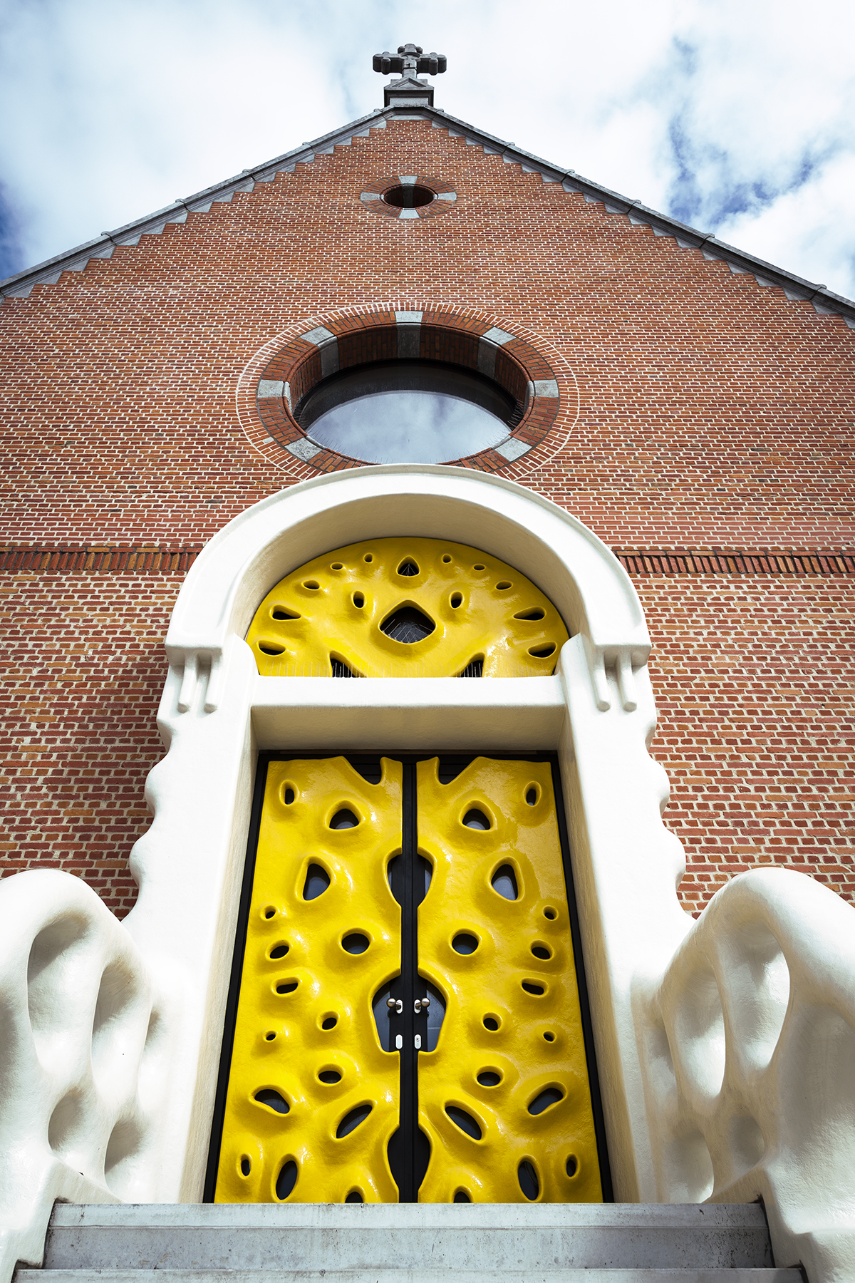 Imagrod-Nick-Ervinck-Studio-Yellow-Door-Sculpture-Church-3.jpg