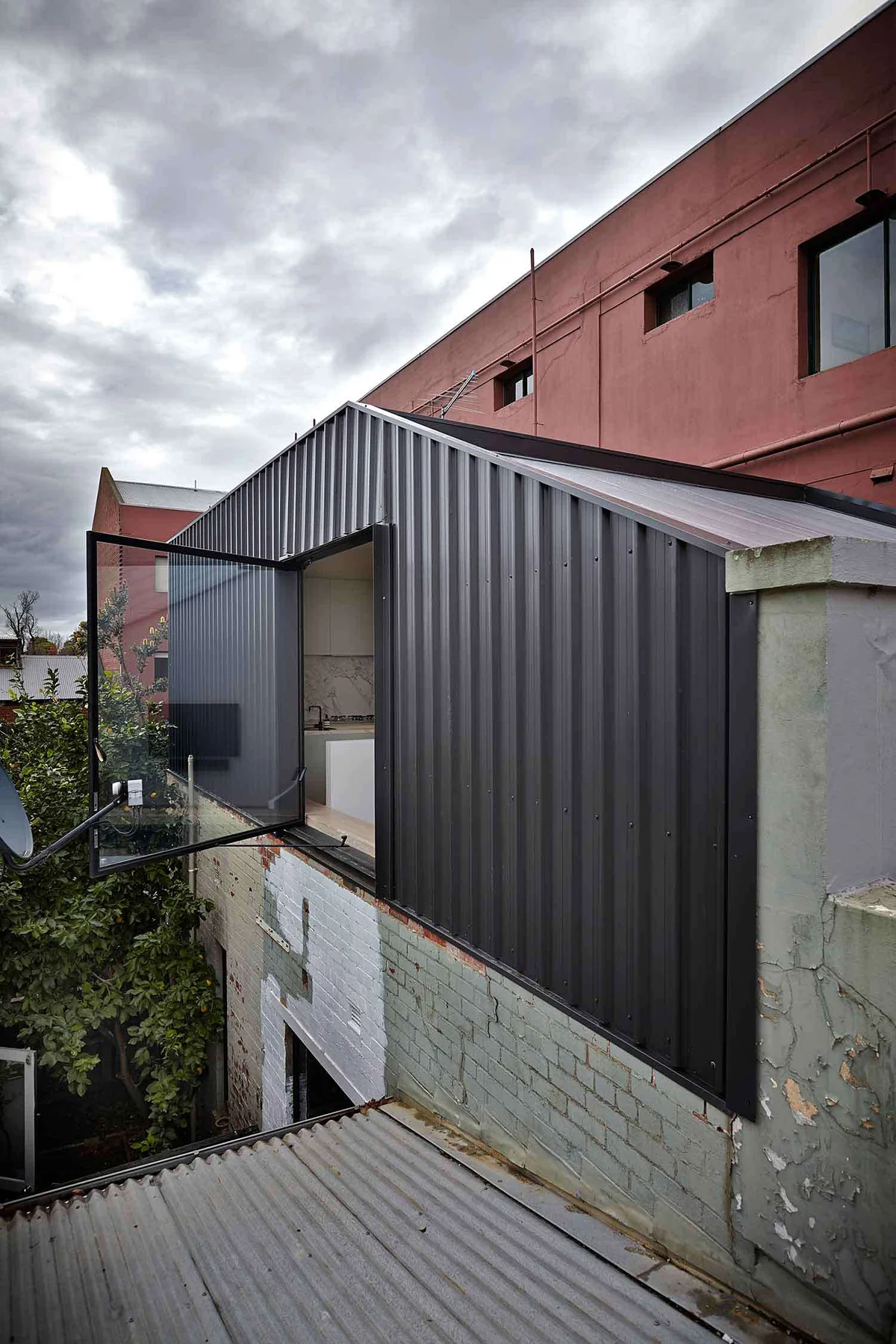  Lightbox House by Edward Moore Architects 