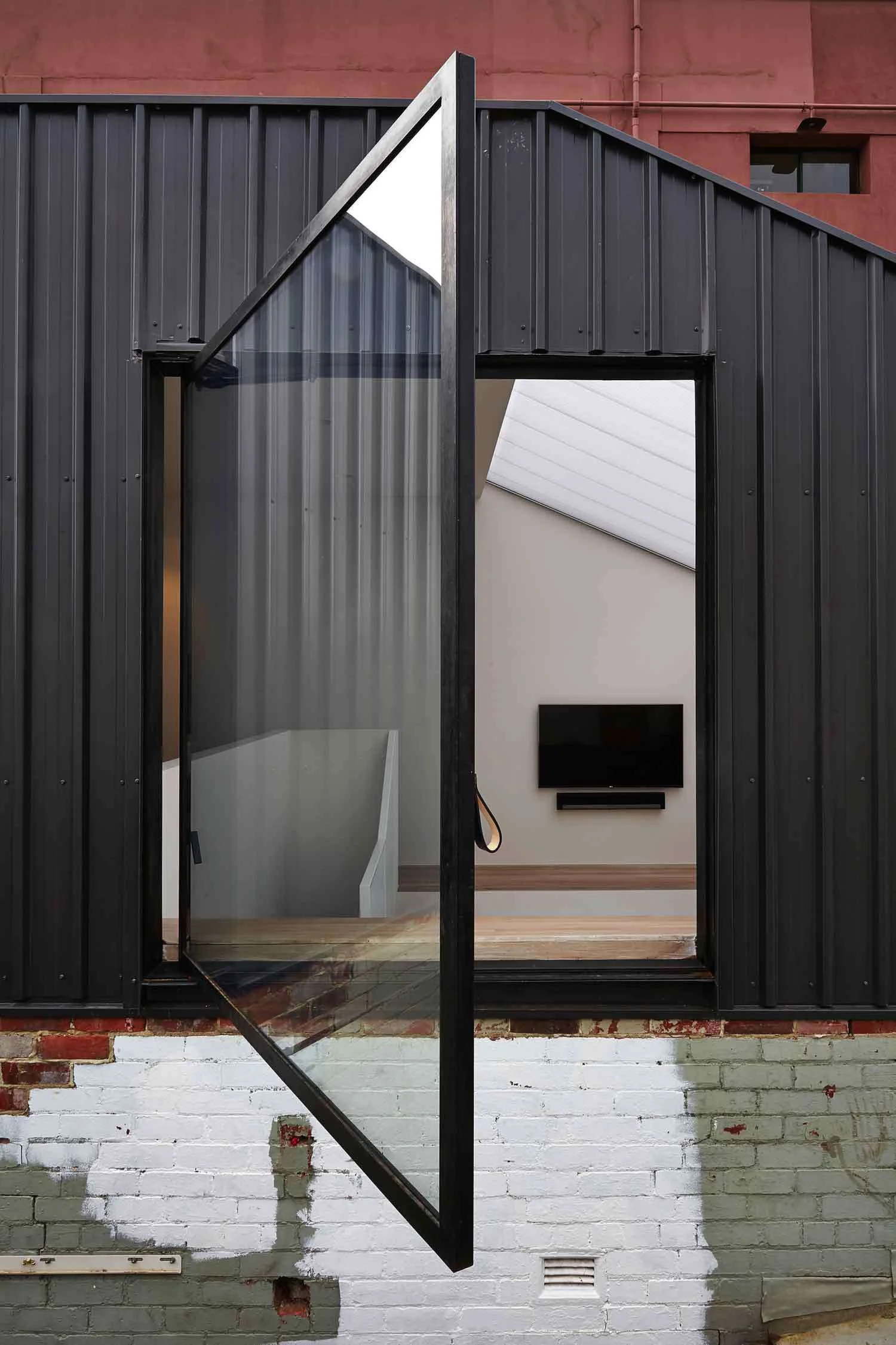  Lightbox House by Edward Moore Architects 