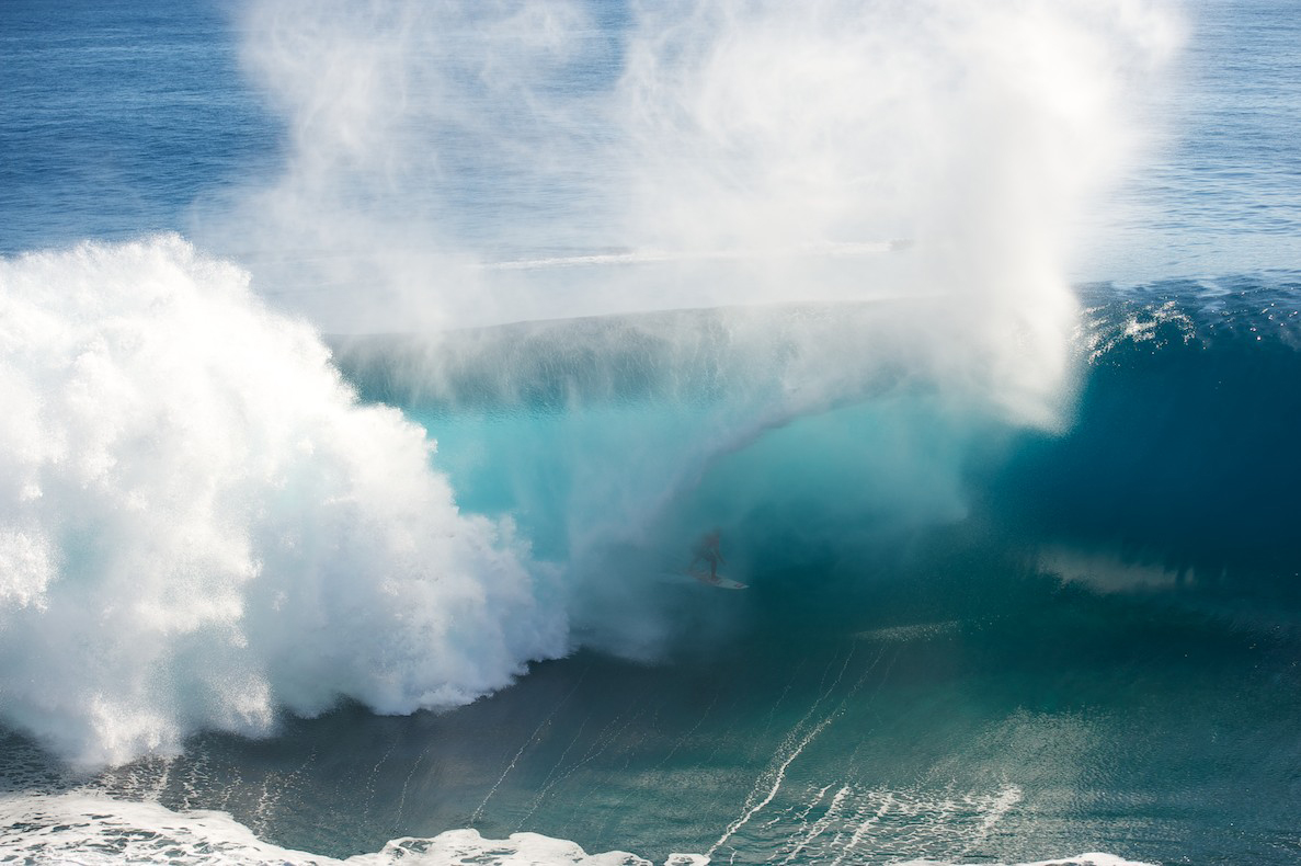 Surfing-Superwaves-Teahupo’o-Thaiti-KNSTRCT-2.jpg