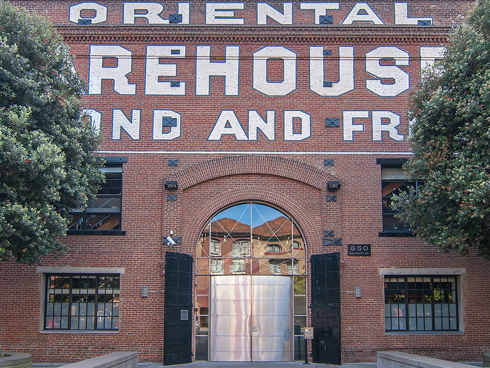  Reinventing San Francisco's Oriental Warehouse Loft 