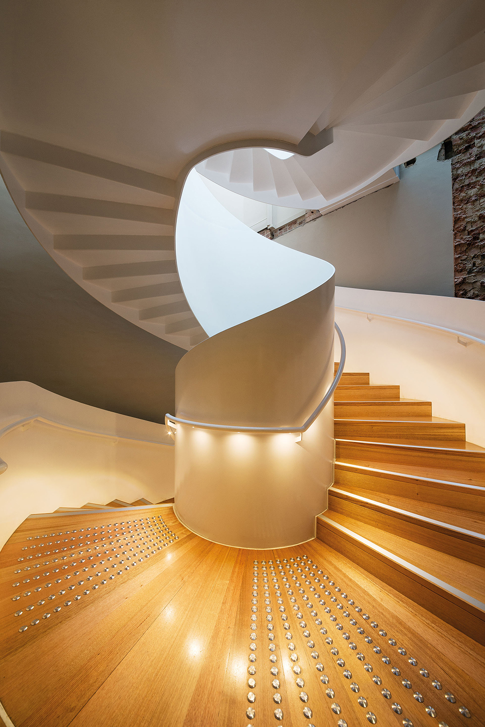  modern spaces with amazing stairs 