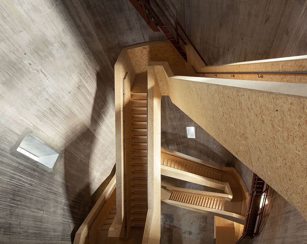  modern spaces with amazing stairs 