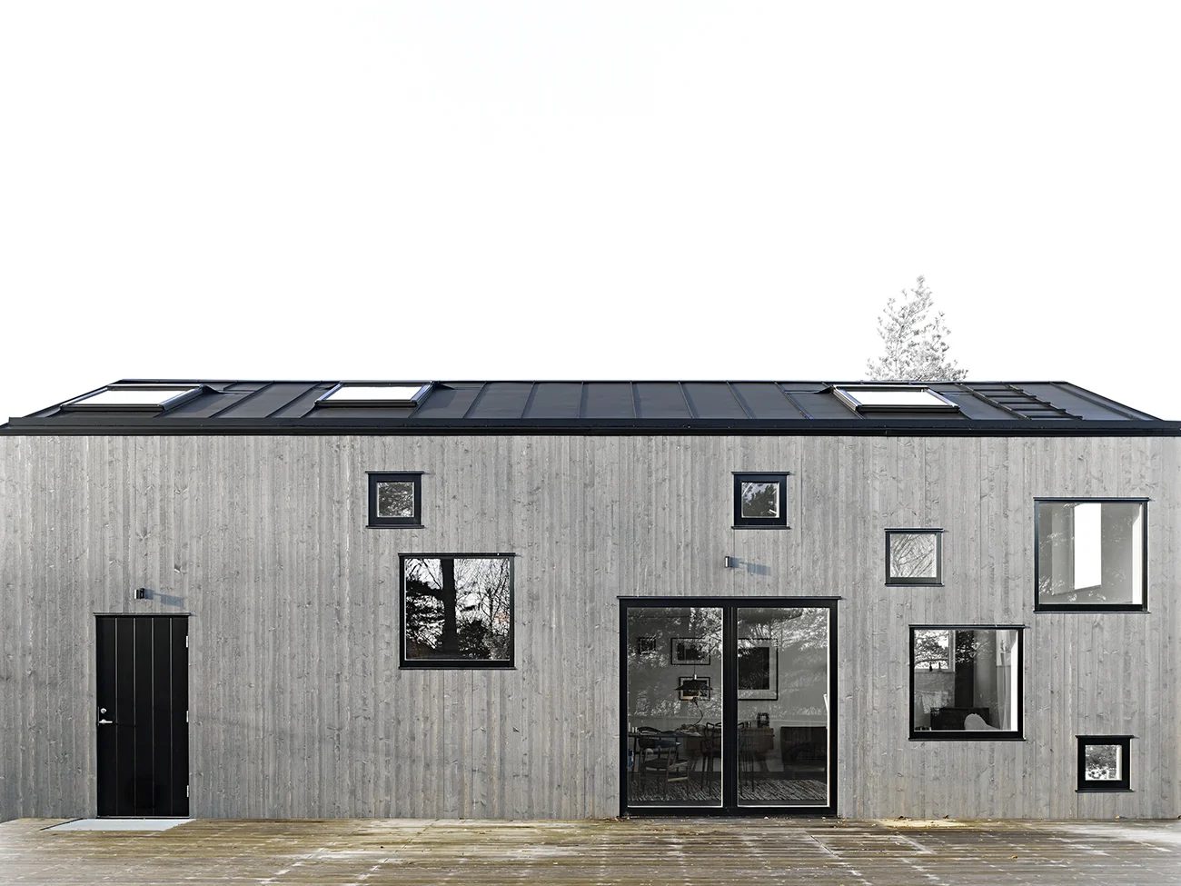 Guise create Villa Elgö, a modern lakeside cabin outside Stockholm | KNSTRCT