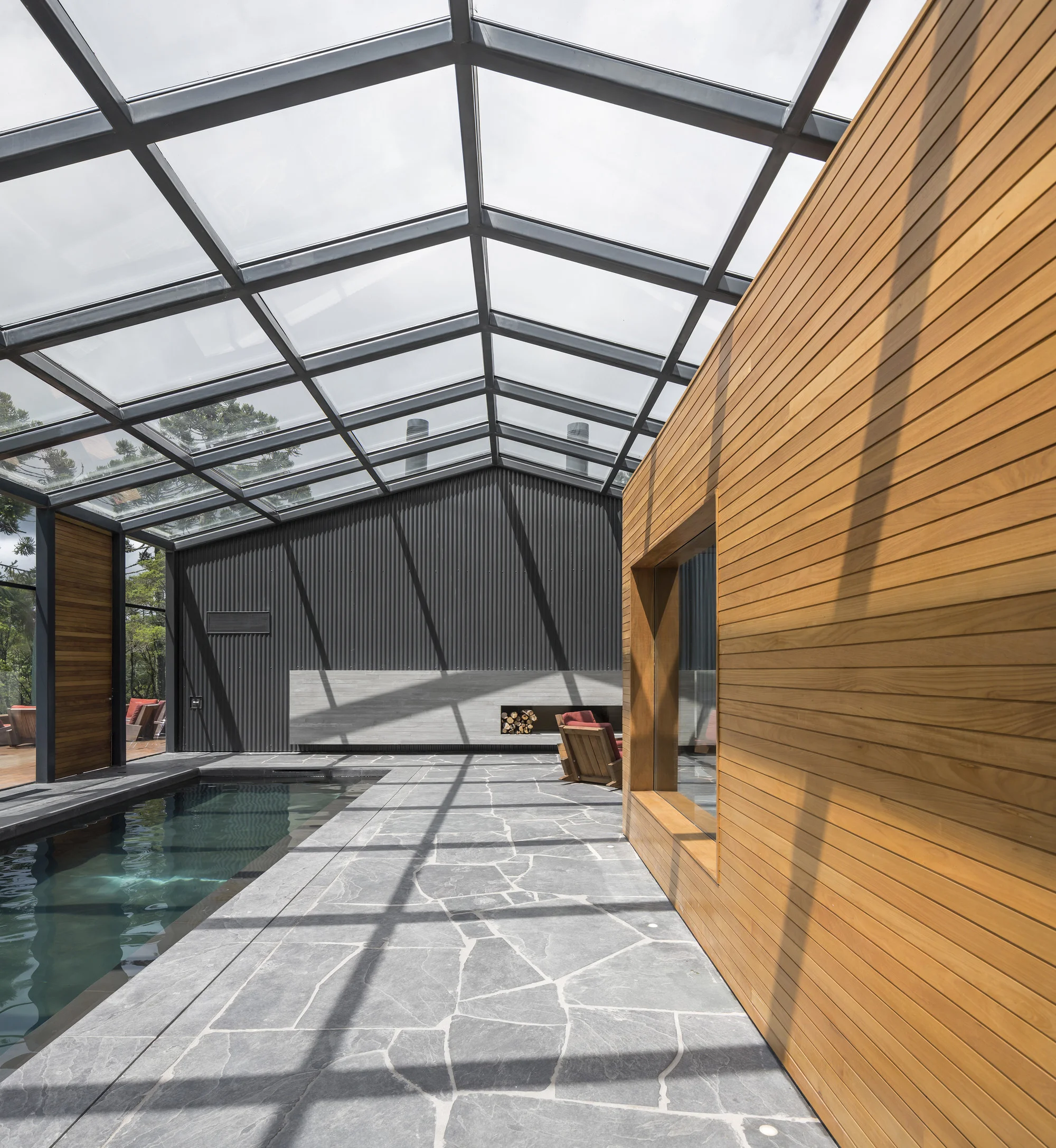 StudioMK27 creates a duality between opaque and transparent at the Mororó House