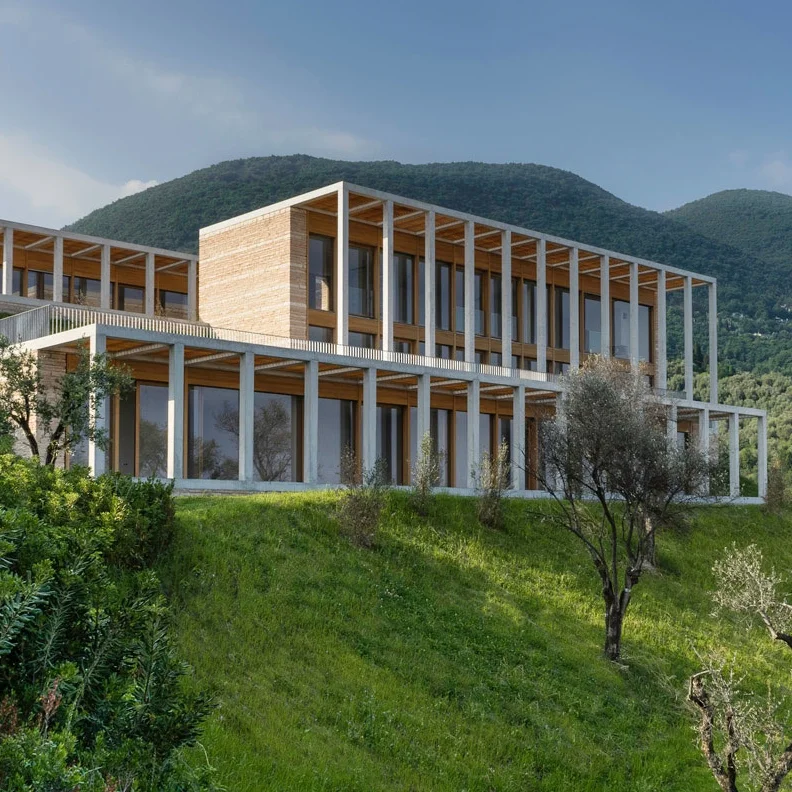 David Chipperfield erects pillared villa on the western shores of Lake Garda