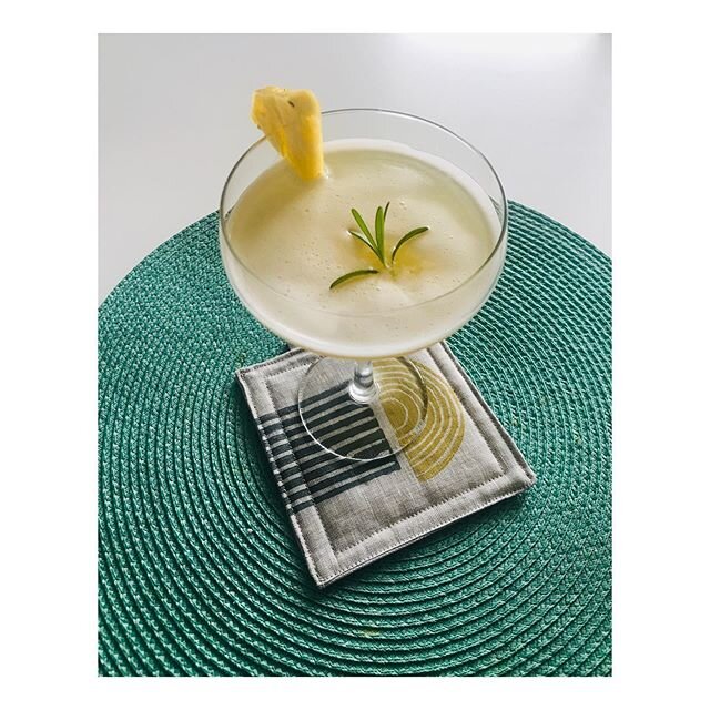 Time for a good cocktail! Thanks @hermo77 for taking that class @liquidlabnyc  from what you learned you came up with this delicious recipe. (Recipe at the bottom). Featuring @fru.cs Zuni Fields Coaster. Shop link in bio.
.
.
.
.
Recipe:

Cocktail Na