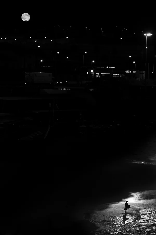 Bodyboarder na praia de S. Pedro, Portugal