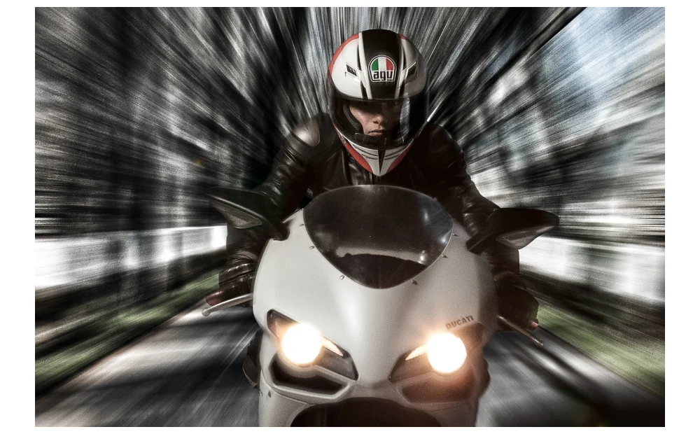 fotomontagem motociclista