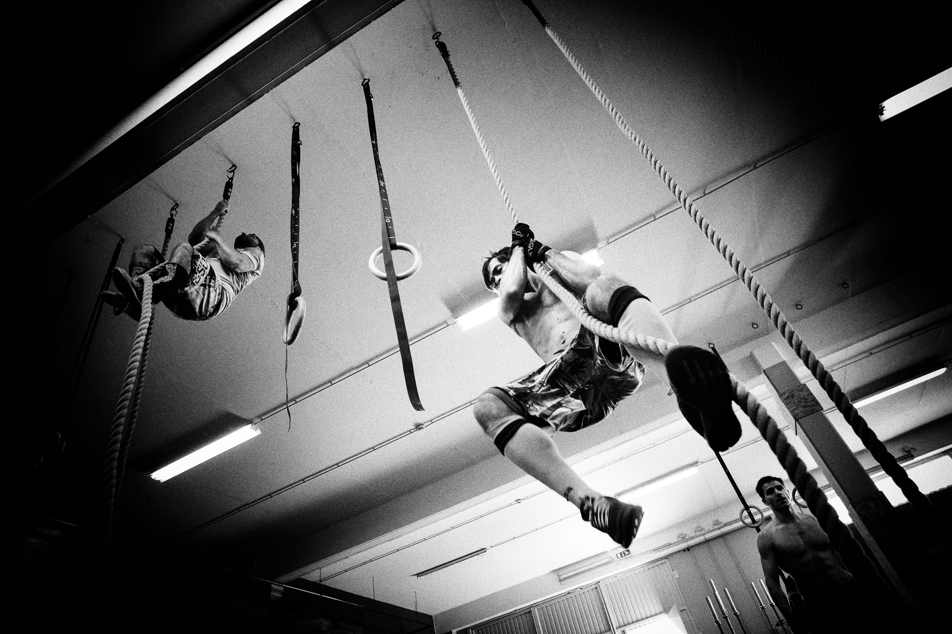 Gonçalo Barriga Sports Photographer - CrossFit athlete rope climb